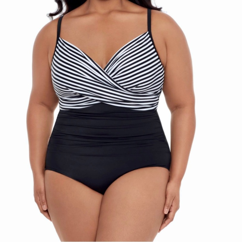 Embrace Your Curves Black & White Swimsuit Sz S (4-6) NWT One Piece